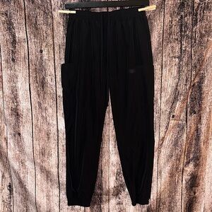 Gt performance scrub joggers
93% polyester 
7%spandex